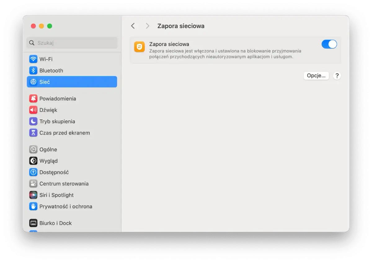 Okno ustawień systemowych MacBook z zaznaczoną opcją "Zapora sieciowa" i włączonym przełącznikiem.