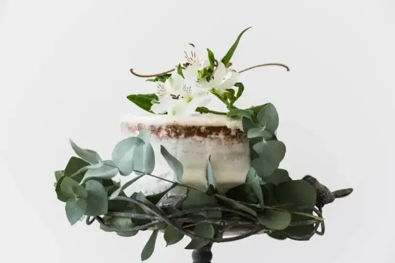 Jakie żywe kwiaty na tort: bezpieczne i piękne dekoracje na każdą okazję