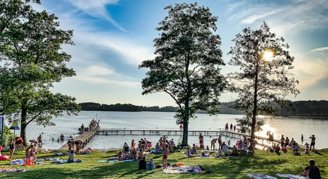 Jezioro Białe w Gostyninie: Opinie turystów o najczystszej plaży