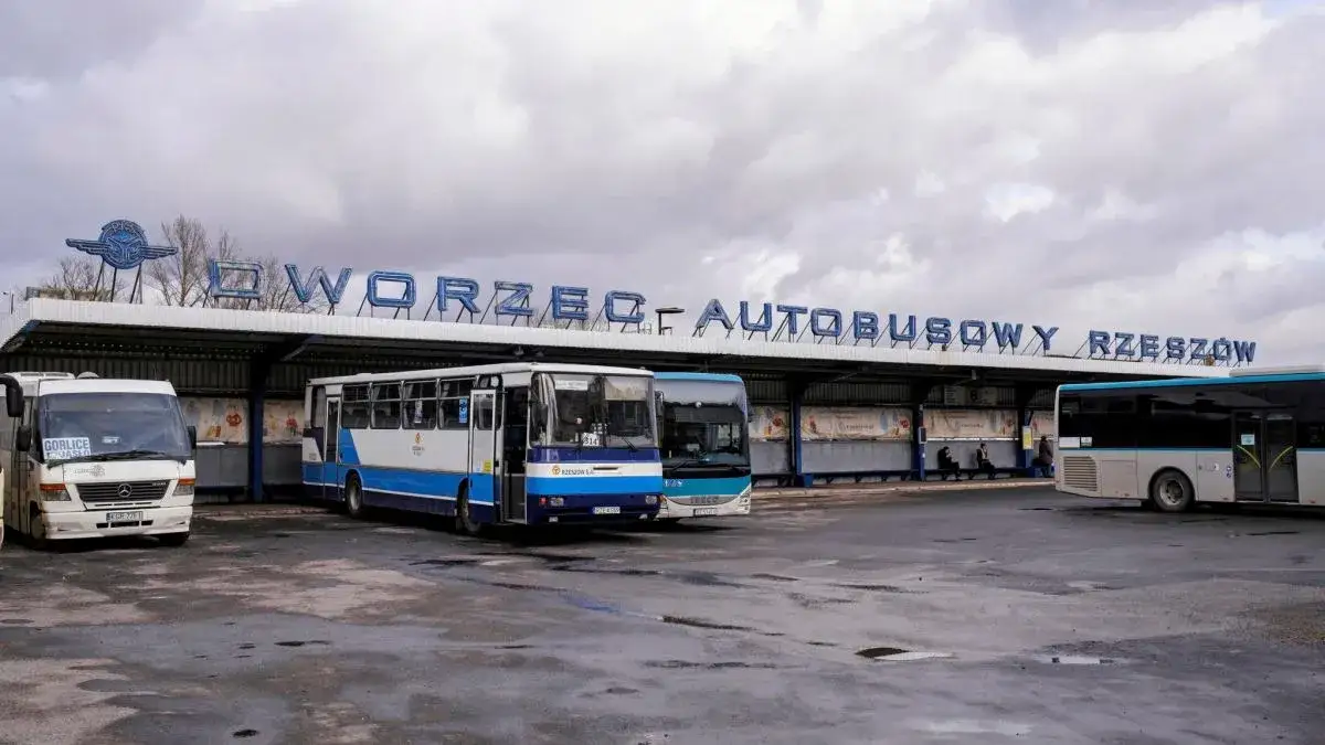 Skąd odjeżdża polski bus w Rzeszowie - kluczowe lokalizacje i wskazówki