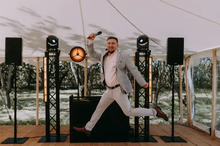 Ile bierze DJ za wesele? Poznaj ceny i co wpływa na koszty