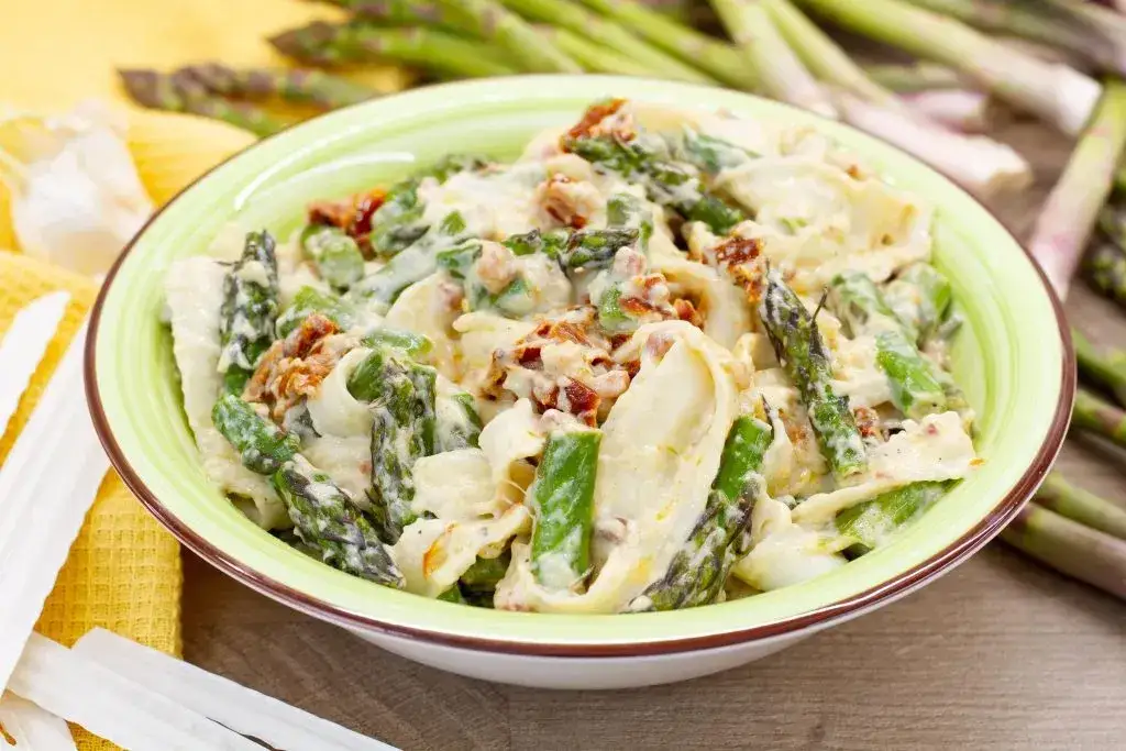 Szparagi na obiad: Jak je przygotować, by zachwyciły smakiem?