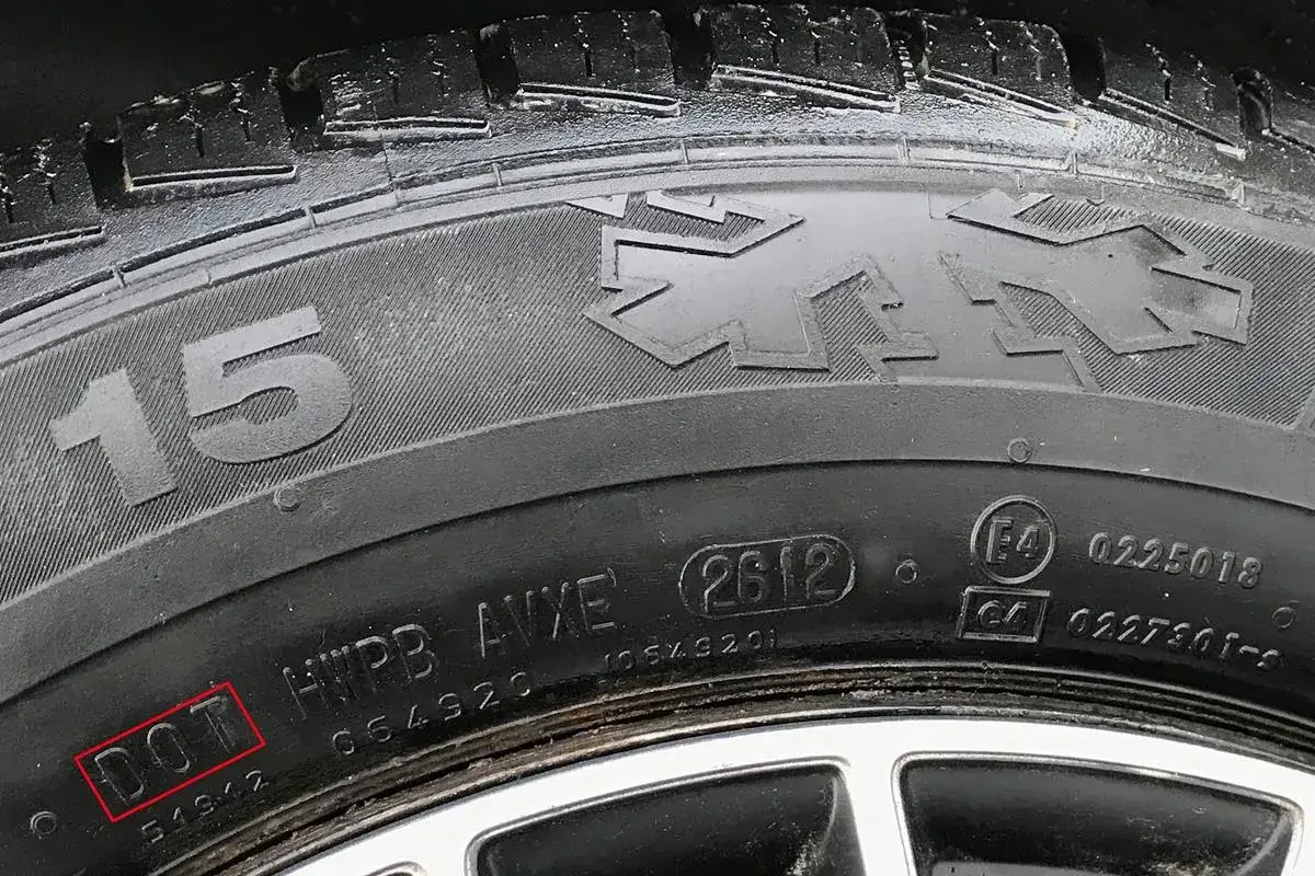 Data produkcji opony: Rozszyfruj DOT i jeździj bezpiecznie