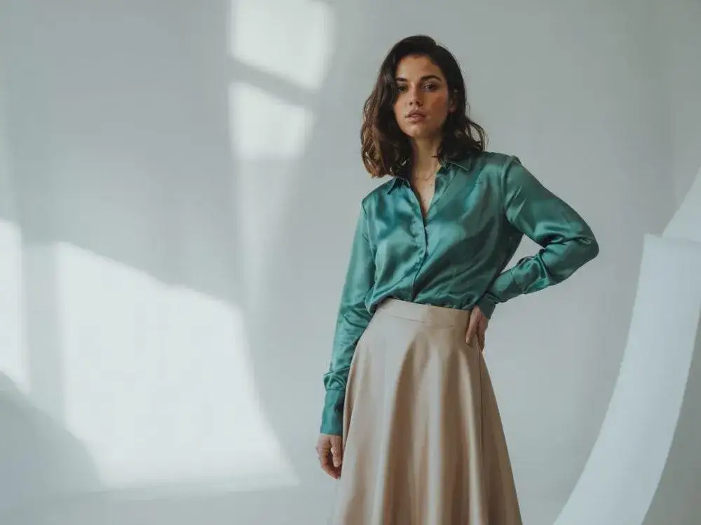 Jakie bluzki pasują do beżowych spodni? Odkryj idealne połączenia