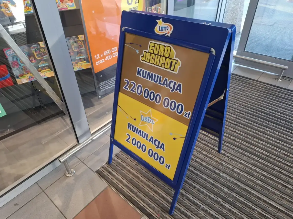 Niebieska tablica Lotto z informacją o kumulacji w Eurojackpot: 220 000 000 zł i 2 000 000 zł.