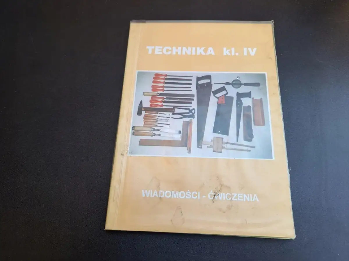 Okładka zeszytu do techniki z narzędziami: piły, dłuta, młotek, pilniki.