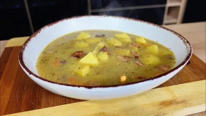 Jaką zupę do placków ziemniaczanych wybrać, aby zachwycić smakiem?