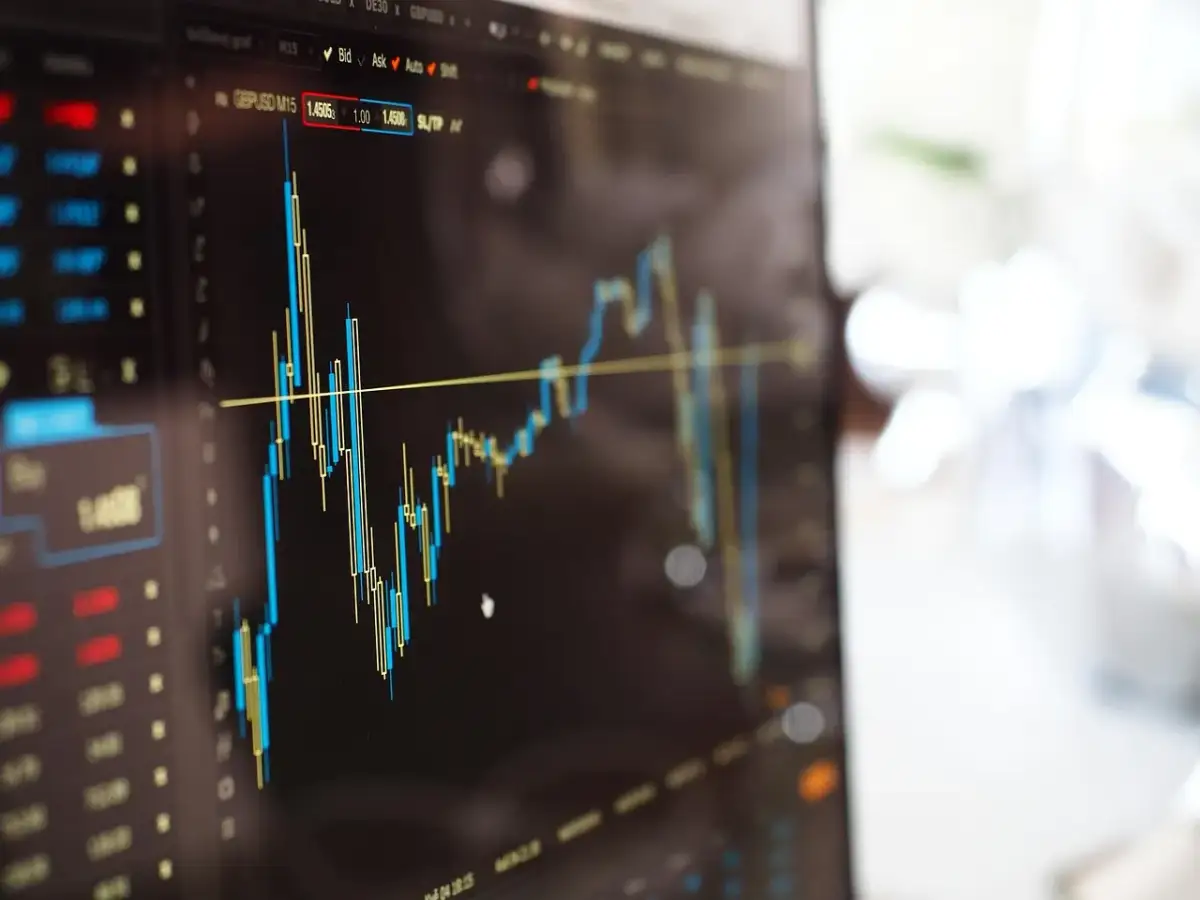 Wykresy giełdowe na monitorze. Czy to już moment na margin call? Analiza cen GBPUSD.