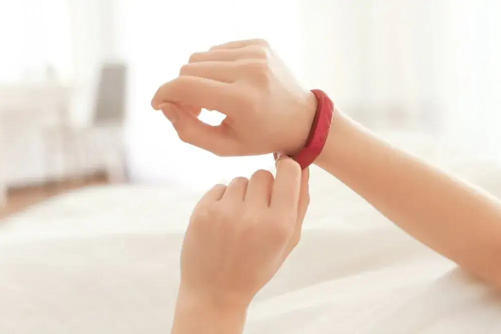 Czerwona bransoletka: na której ręce ją nosić i co oznacza?