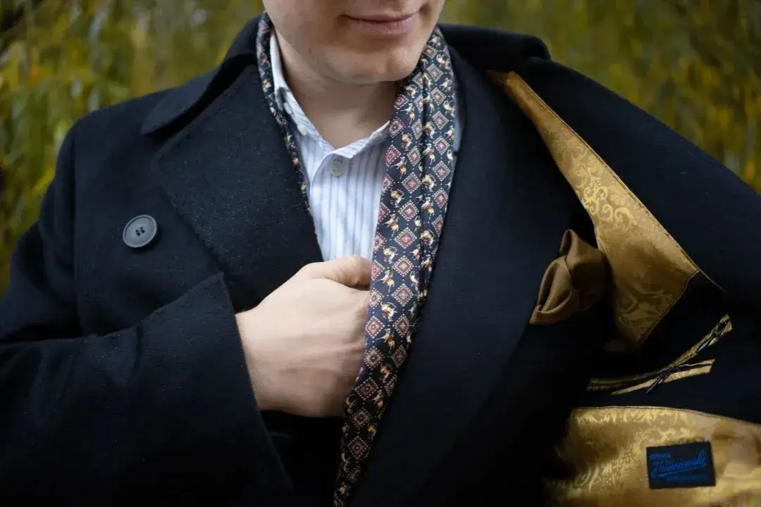 Jaki garnitur na pogrzeb? Unikaj tych błędów w wyborze stroju