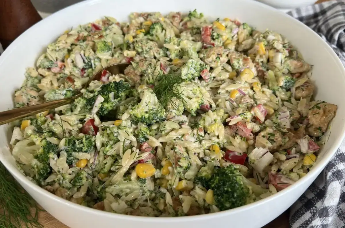 Pyszna sałatka z makaronem orzo, brokułami, kukurydzą i kawałkami kurczaka, polana kremowym sosem. Idealna na letnie dni.