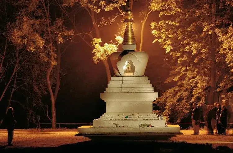 Kuchary buddyzm: odkryj tajemnice buddyjskiego ośrodka w Polsce