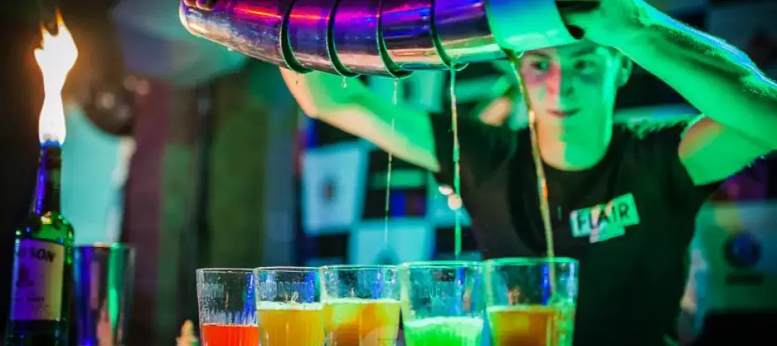 Ile zarabia barman w restauracji? Zaskakujące różnice w wynagrodzeniach