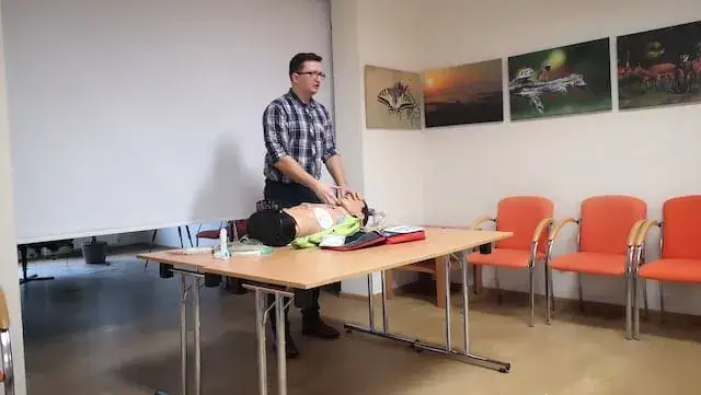 Kto może szkolić z pierwszej pomocy? Sprawdź wymagania i certyfikaty