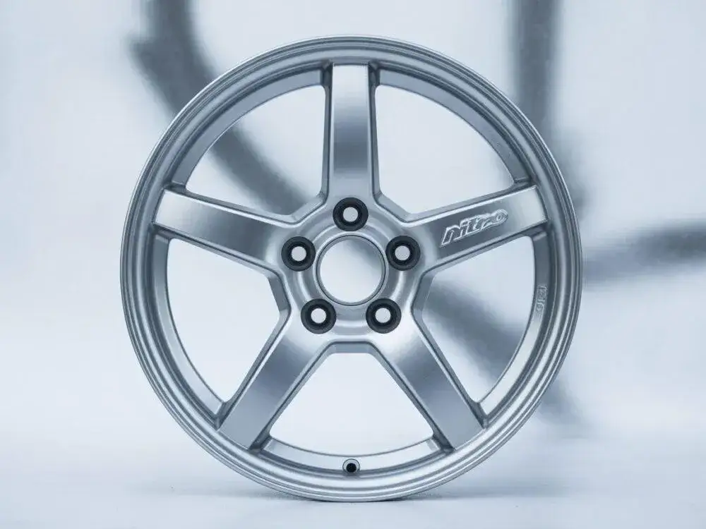 Ile waży felga aluminiowa 16 cali? Waga, wpływ i wybór