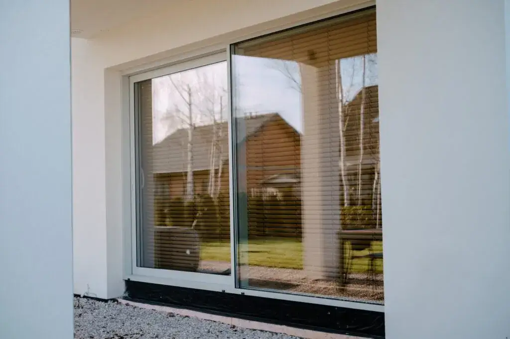 Okno jak balkon – funkcje, zalety i koszty nowoczesnych rozwiązań