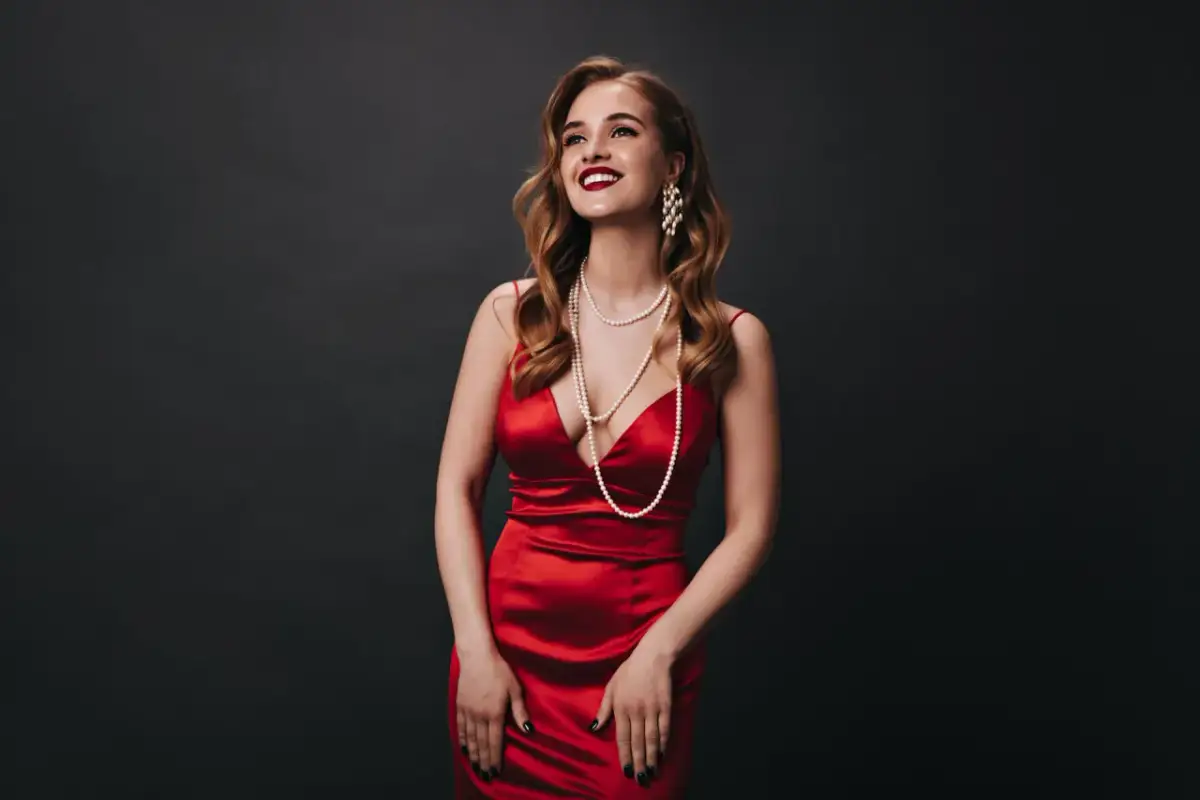 Jaka biżuteria do czerwonej sukienki, aby uniknąć modowych wpadek?