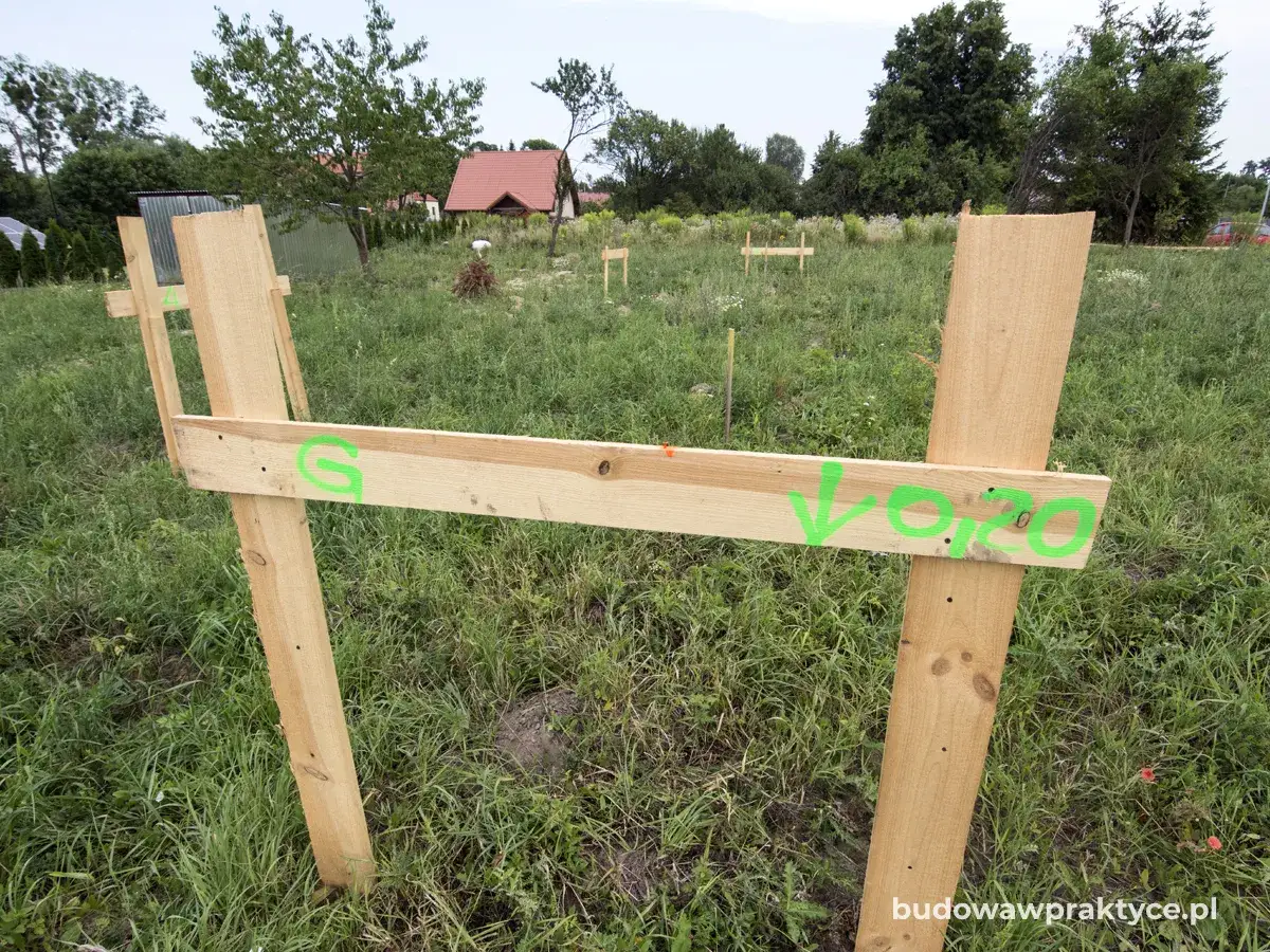 Geodezyjne wytyczenie budynku: Poradnik, by uniknąć kosztownych błędów.