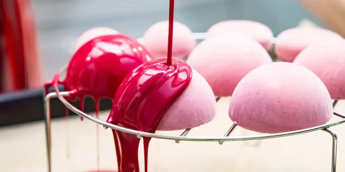 Polewa lustrzana spływa z tortu? Znam powody i rozwiązania!