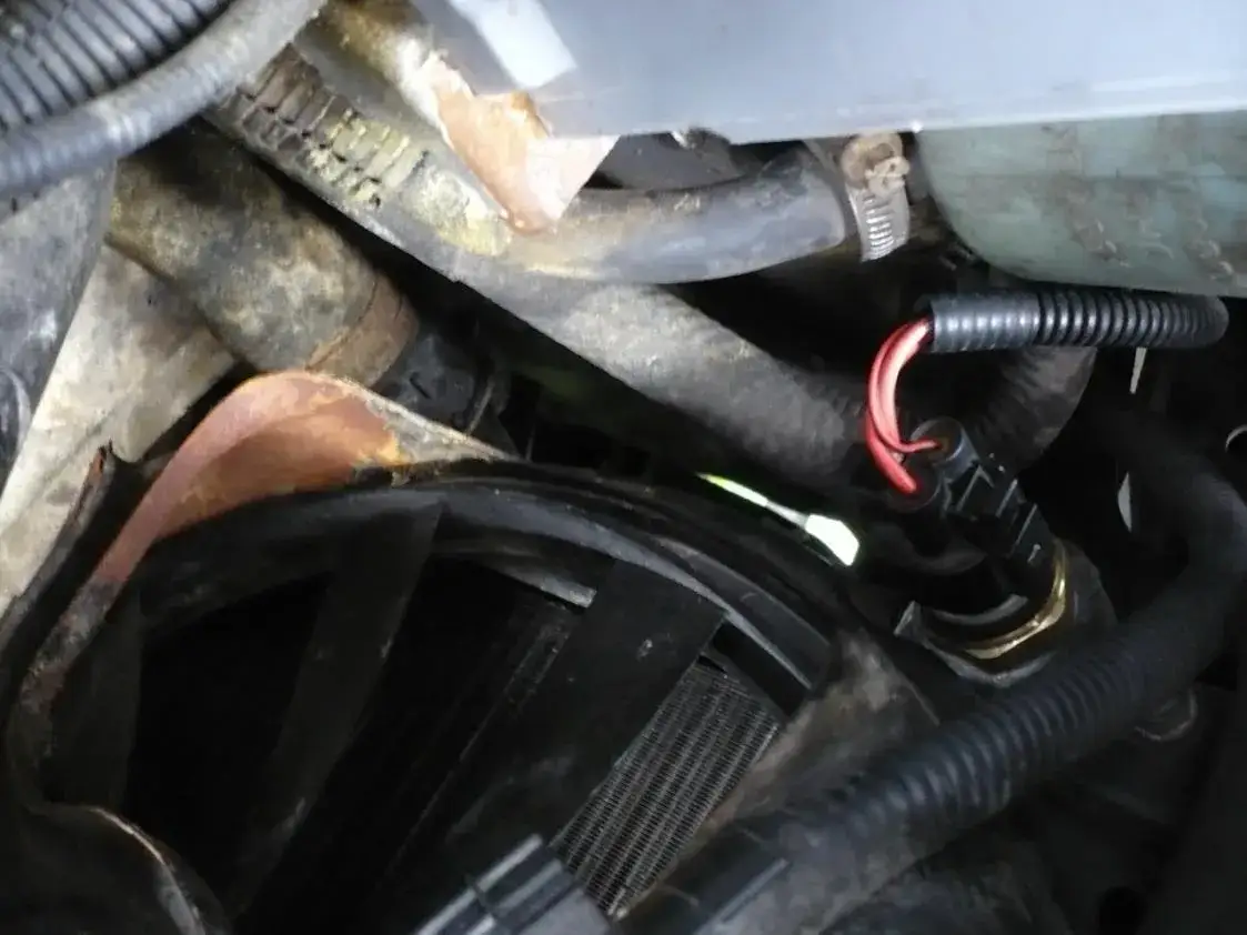 Przegrzewa się? Sprawdź czujnik wentylatora chłodnicy sam!