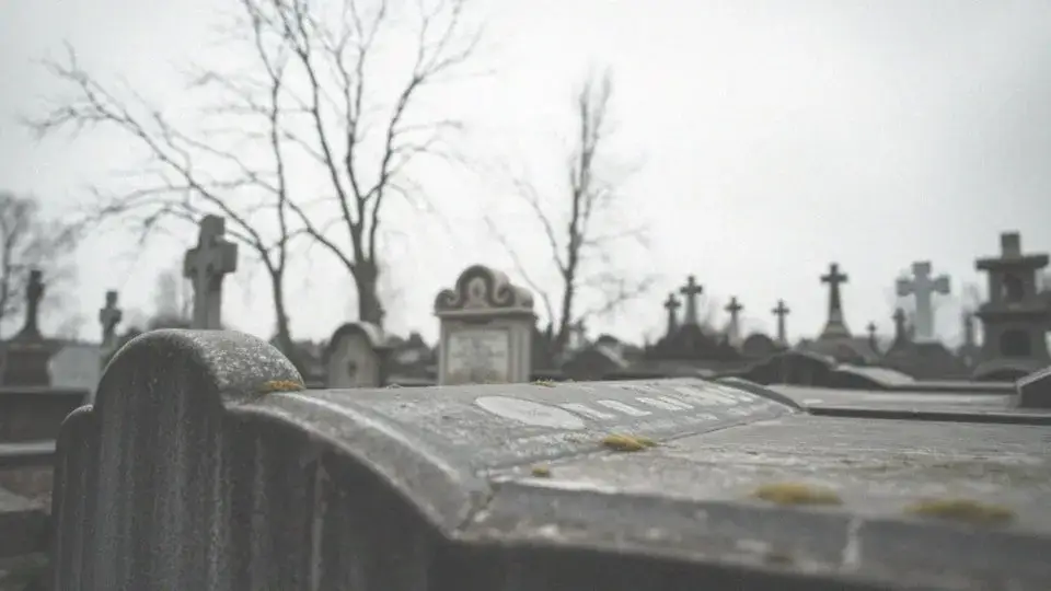 Jak sprawdzić datę pogrzebu w Gnieźnie i uniknąć nieporozumień