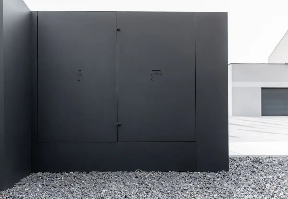 Nowoczesna, czarna obudowa skrzynki elektrycznej z symbolami.