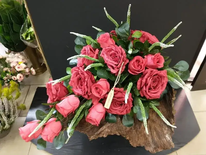 Jak zrobić stroik z róż na cmentarz, by oddać hołd bliskim