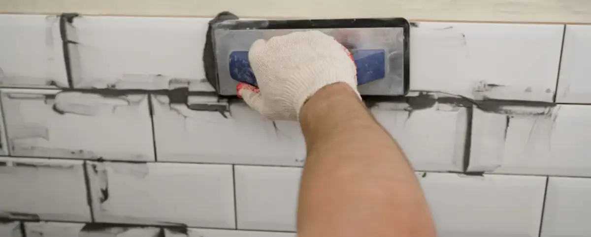 Jaką fugę do łazienki wybrać, aby uniknąć problemów z wilgocią?