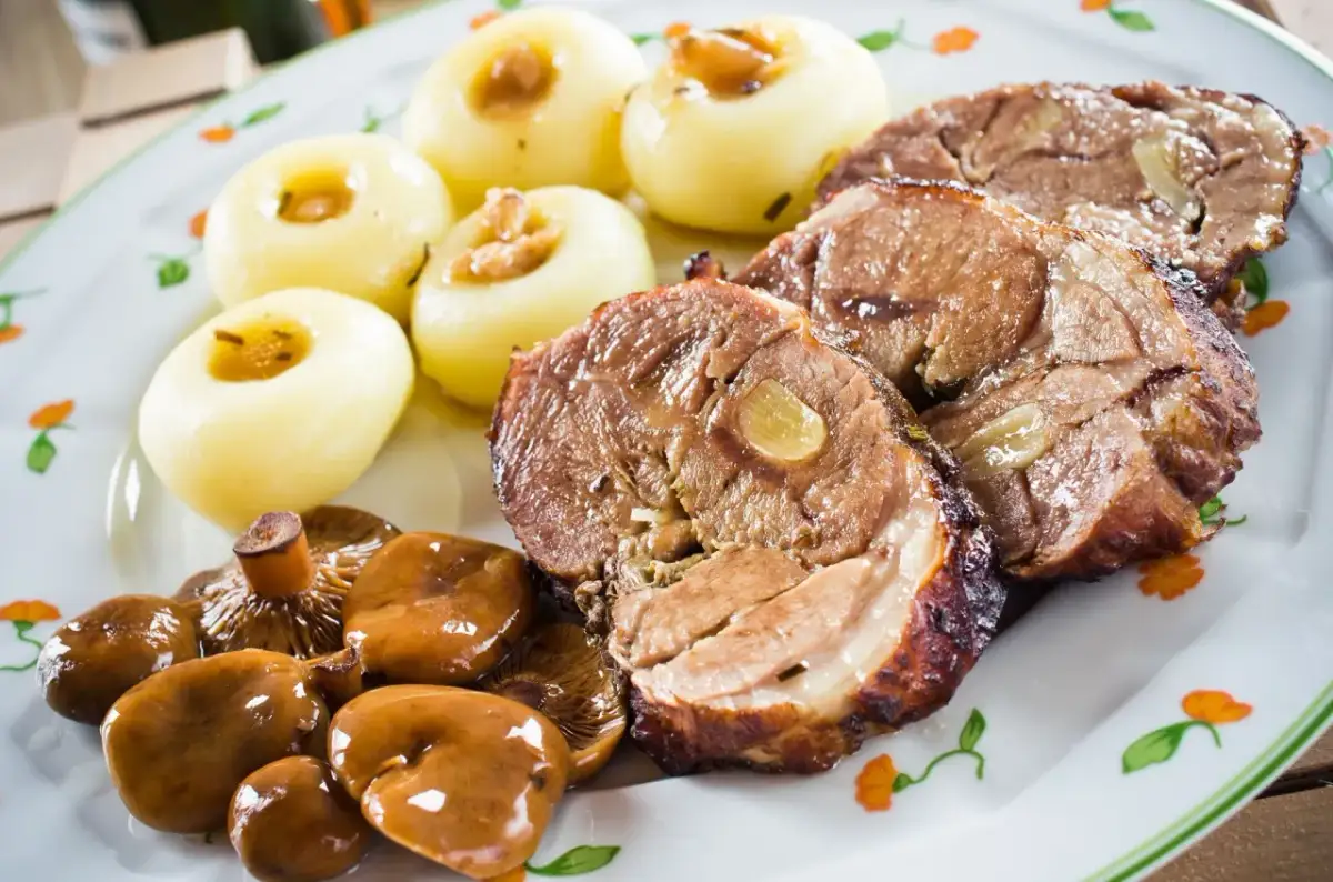 Z czym podawać kluski śląskie? Odkryj klasyczne i nowe smaki