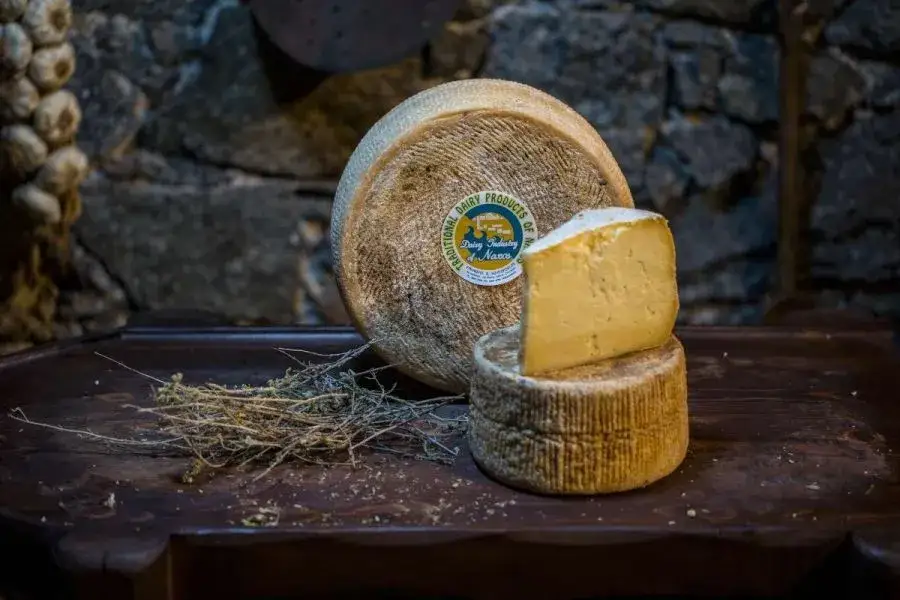 Grecki ser z mleka owczego - poznaj smaki Fety, Kefalotyri i Grawiery