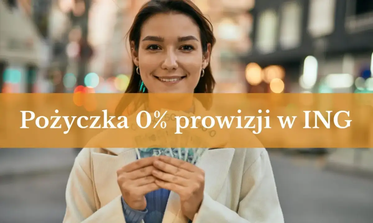 Uśmiechnięta kobieta trzyma banknoty. Gdzie wziąć pożyczkę? Pożyczka 0% prowizji w ING.