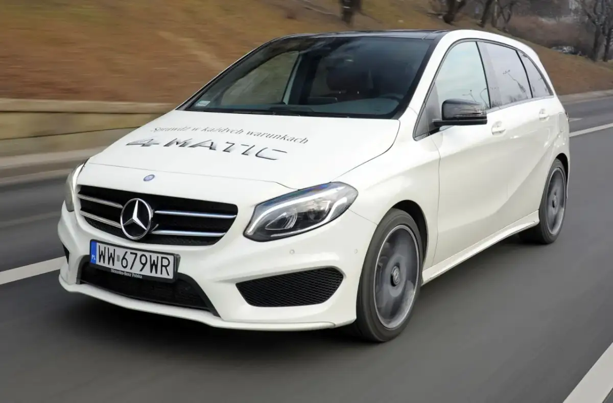 Biały Mercedes Klasy B 4MATIC w ruchu drogowym.