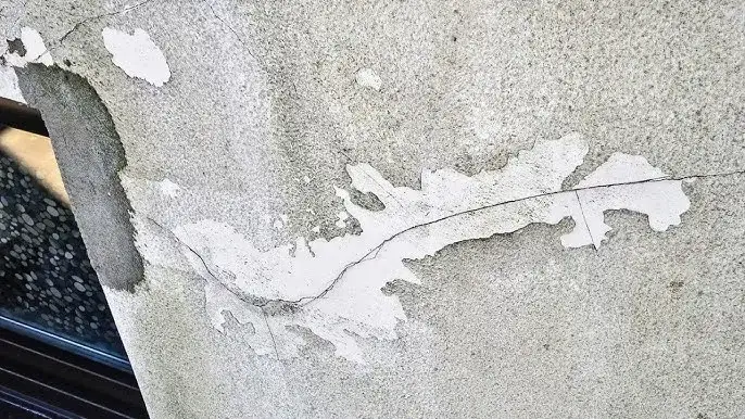 Jak naprawić tynk silikonowy? Usuń pęknięcia, glony, odśwież!