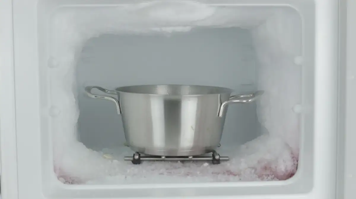Rozmrażanie zamrażarki: Ile czasu i jak to zrobić ekspresowo?