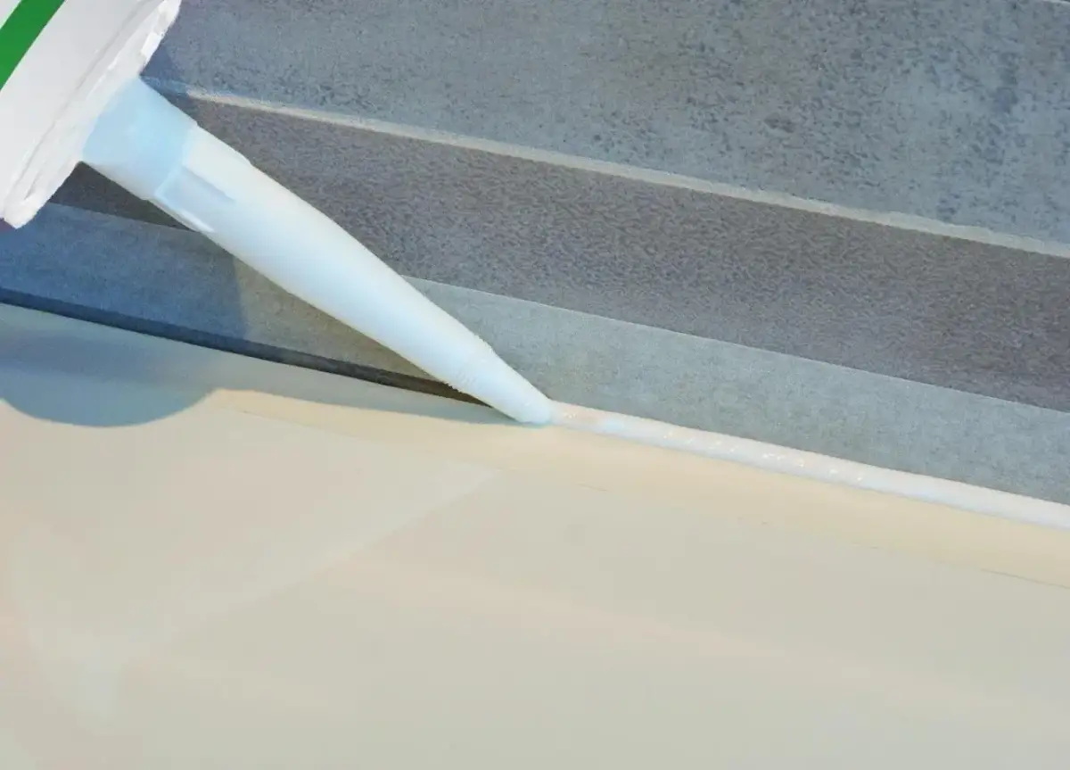 Aplikacja silikonu na istniejącą fugę. Pytanie brzmi: czy można kłaść silikon na silikon?