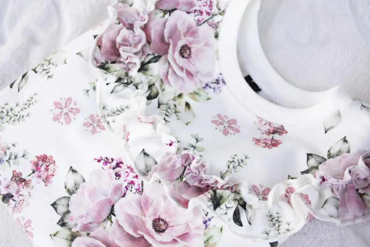 Bluza w kwiaty dla dziewczynki: Jaki fason, wzór i stylizację wybrać?