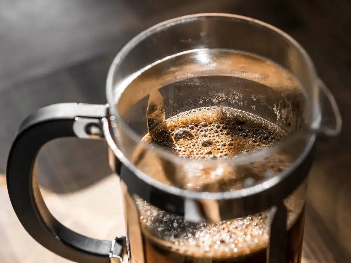 Kawa sypana: Ile kofeiny naprawdę ma Twoja "plujka"?