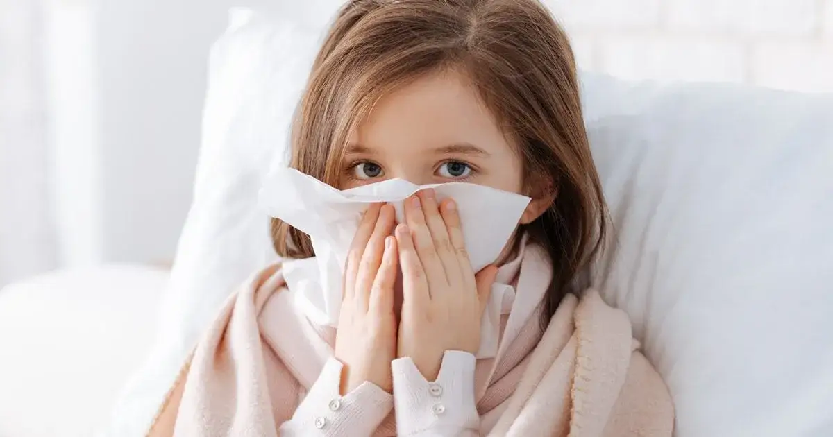 Czy dziecko z gorączką może wychodzić na dwór? Ważne zasady i ostrzeżenia