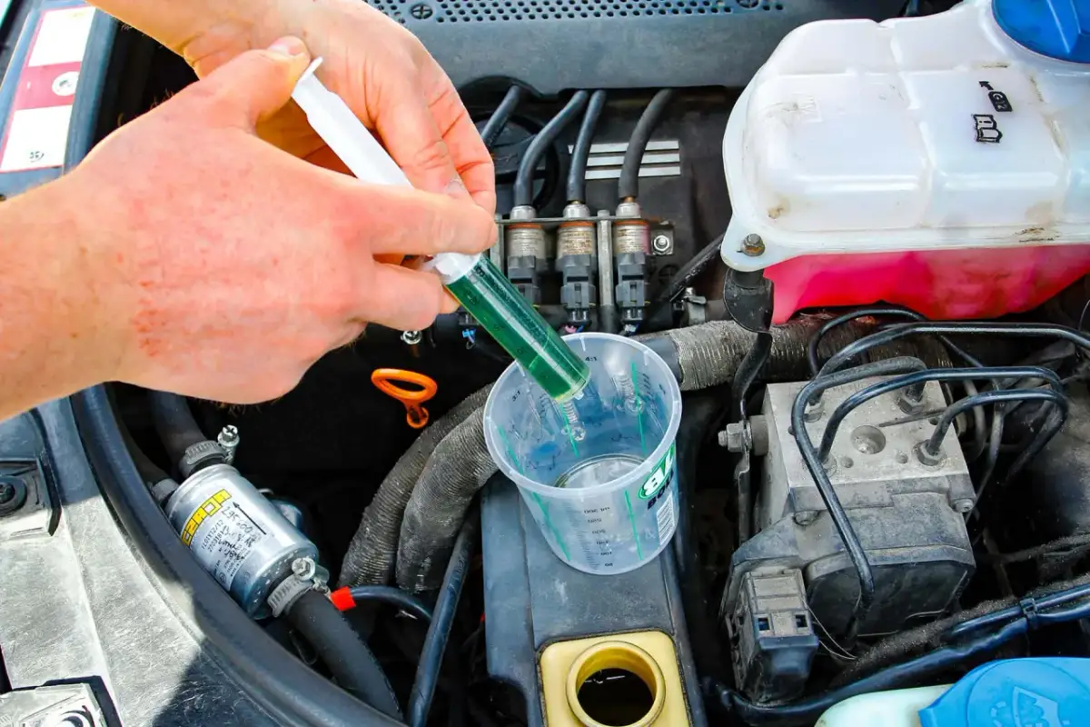 Jakie substancje dodać do paliwa, żeby zatrzeć silnik w mgnieniu oka?