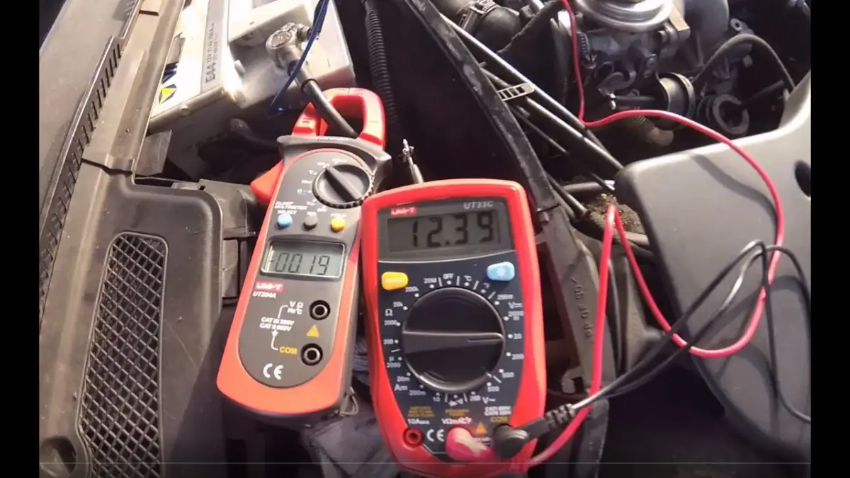 Jak zmierzyć pobór prądu amperomierzem i uniknąć problemów z akumulatorem