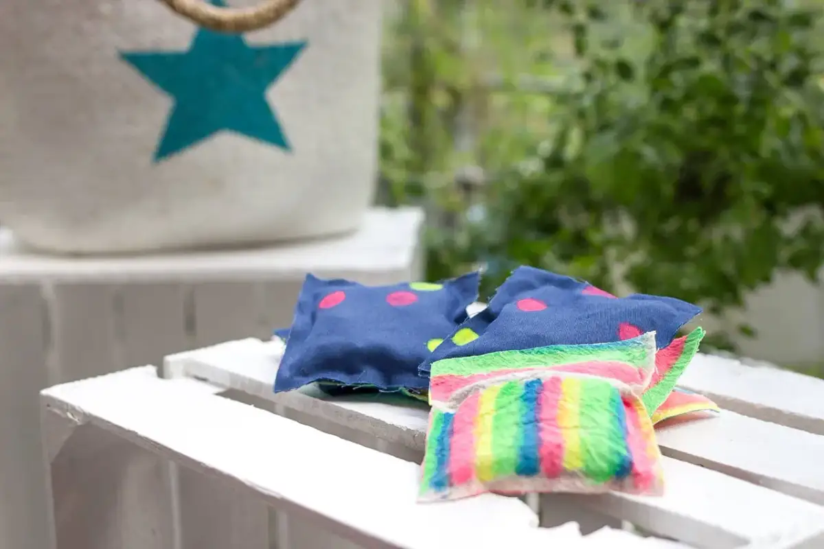 Kolorowe woreczki sensoryczne DIY, idealne do zabawy i rozwoju.