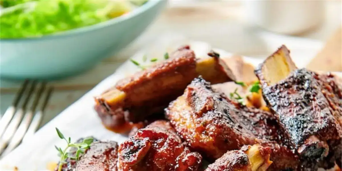 Idealne żeberka: Jak zrobić miękkie i soczyste? Sprawdzone przepisy!
