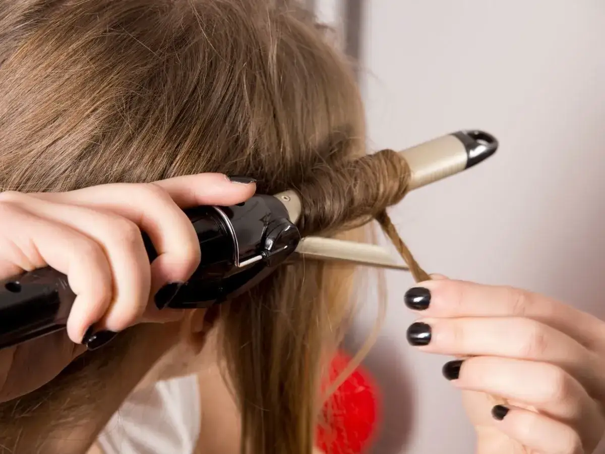 Jak pofalować włosy prostownicą? Perfekcyjne fale krok po kroku!