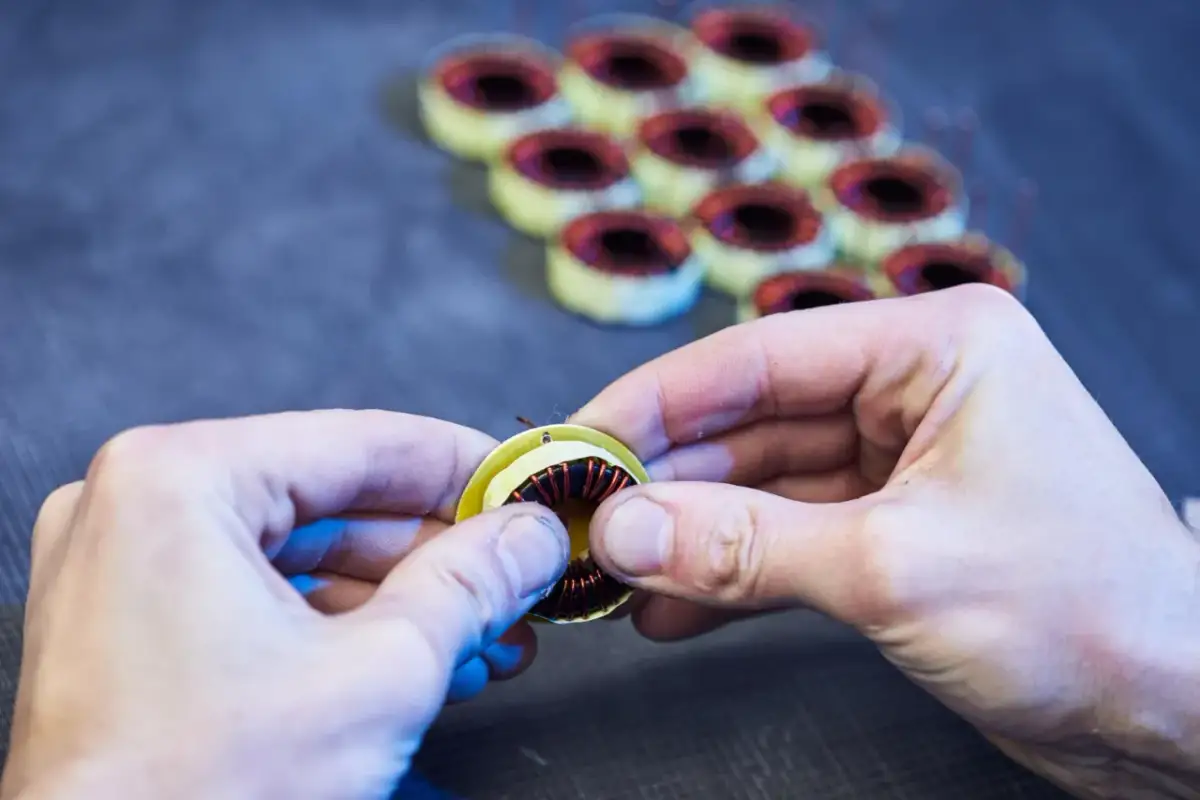 Elektromagnes w 5 minut? Zbuduj potężny DIY z gwoździa!