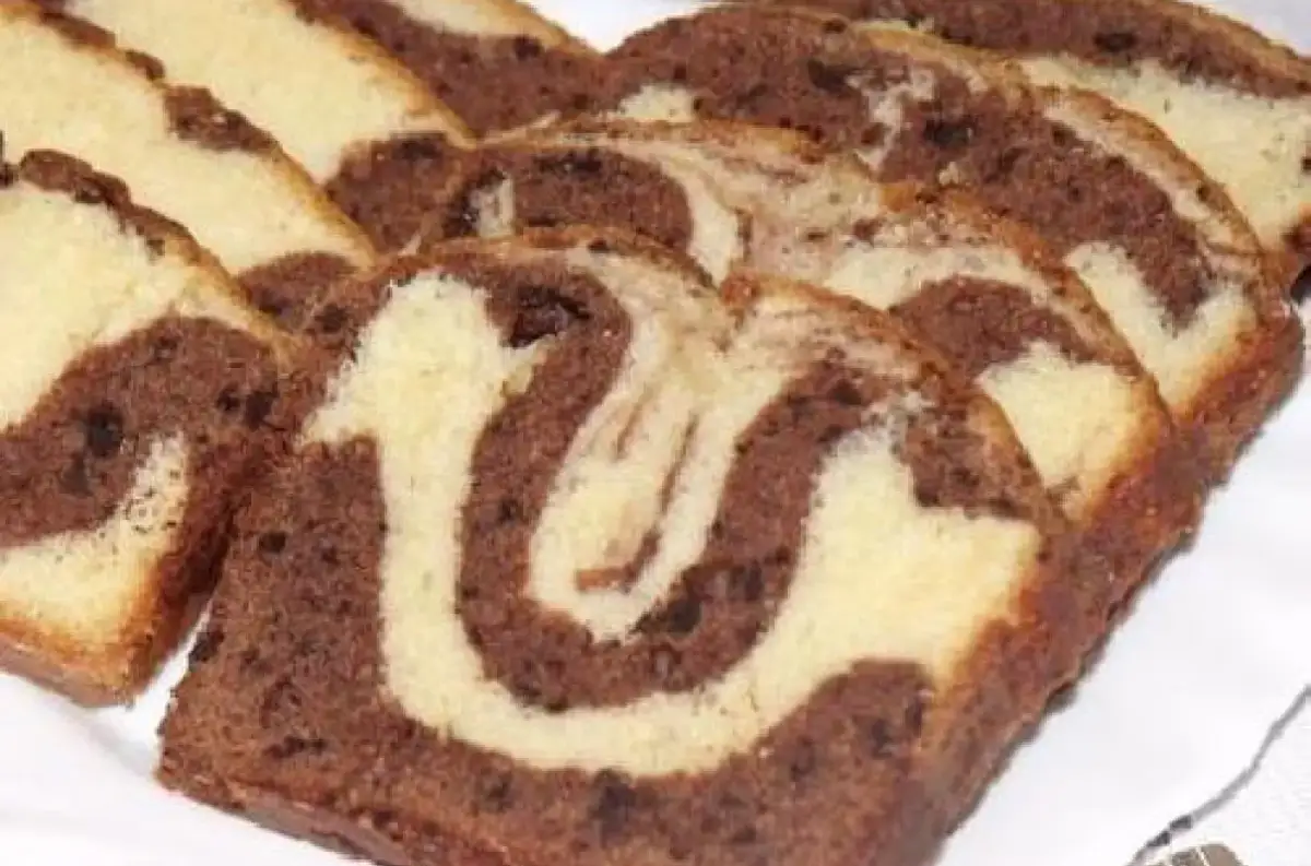 Wilgotna, dwukolorowa babka wielkanocna z wirującymi wzorami czekolady i wanilii. Idealna na świąteczny stół.