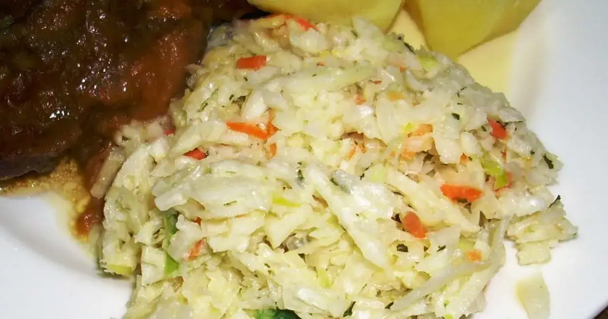 Surówka z białej kapusty jak nad morzem – prosty przepis na lato