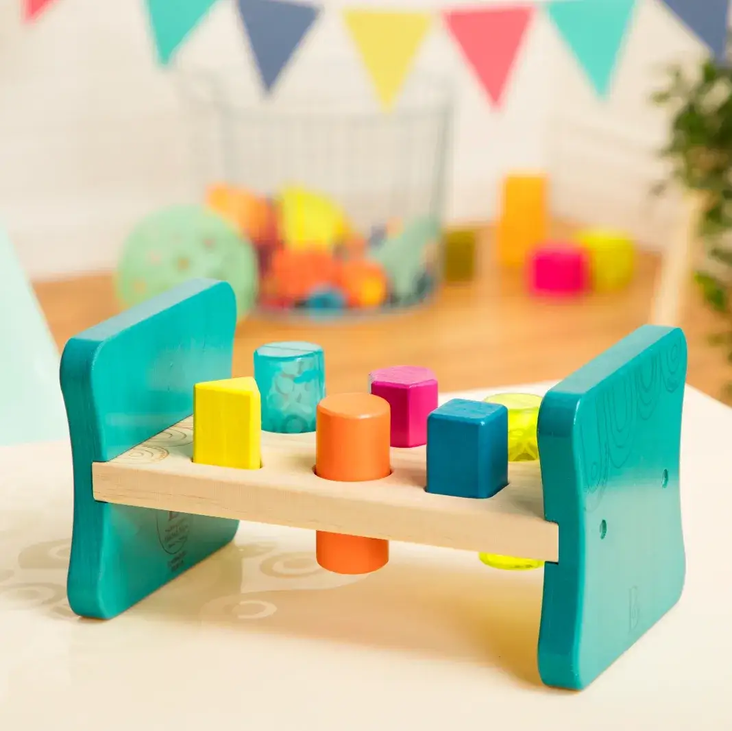 Młotek zabawka – dlaczego warto wybrać drewniany młotek dla dzieci