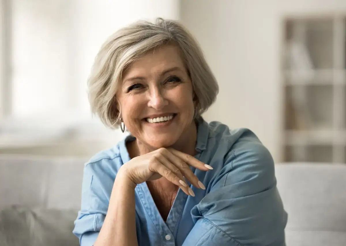 Modne fryzury dla pań po 60-tce: jak wyglądać młodziej i stylowo?