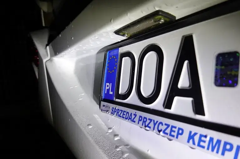 Ile kosztuje rejestracja przyczepy kempingowej? Sprawdź ukryte opłaty