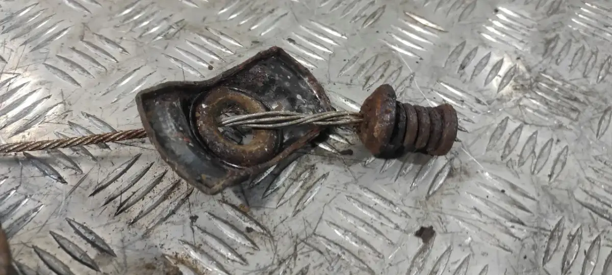 Awaria? Jak wyjąć koło zapasowe Peugeot 5008 (nawet zardzewiałe)